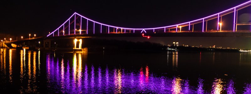 В Киеве Пешеходный мост подсветили фиолетовым светом: кто и в честь чего