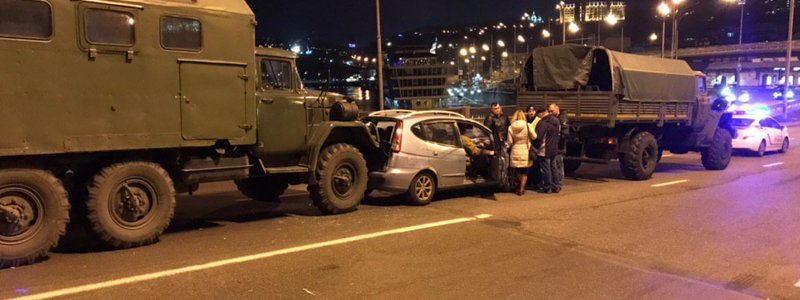 В Киеве на Гаванском мосту военный грузовик влетел в Chevrolet с ребенком в салоне