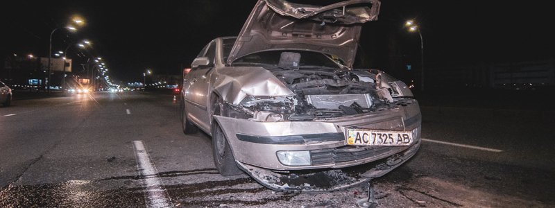 В Киеве на проспекте Ватутина Skoda влетела в стоящий на "аварийке" Peugeot
