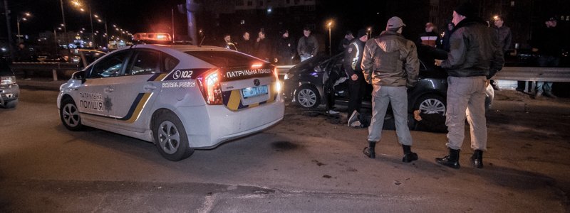 В Киеве пьяный водитель на Toyota убегал от полиции и влетел в Mercedes: пострадала девушка