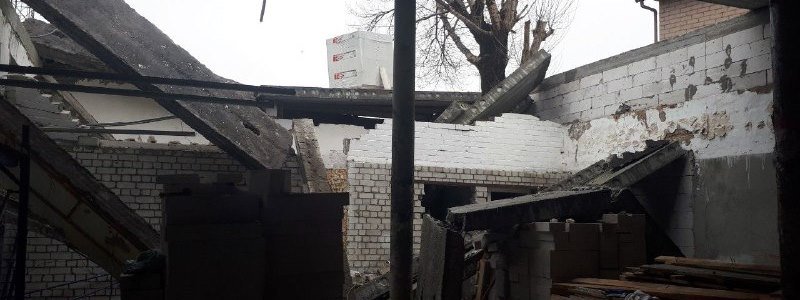 В Киеве на людей рухнули бетонные плиты: первые кадры с места инцидента