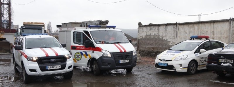 В Киеве на людей упали бетонные плиты: женщина погибла по дороге в больницу