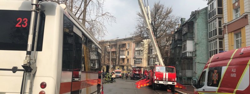 В Киеве на Подоле загорелась квартира: огонь перекинулся на крышу, улицу перекрыли