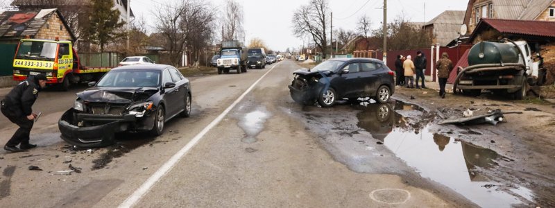 Под Киевом в результате ДТП грузовик с нечистотами влетел в гараж: пострадали две женщины