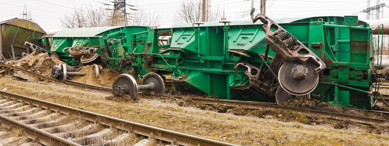 В Киеве на Выдубичах с рельсов сошел поезд: вагоны разбросаны вдоль путей