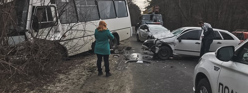 Под Киевом Skoda лоб в лоб протаранила автобус: пострадали две женщины