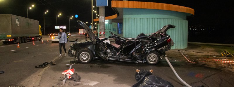 В Киеве на Северном мосту Subaru влетела в столб: один человек погиб, а двоих госпитализировали