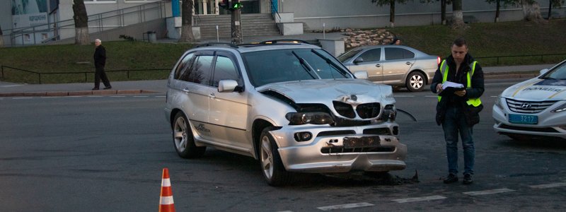 В Киеве на пересечении Васильковской и Ломоносова BMW протаранил Volkswagen: есть пострадавшие