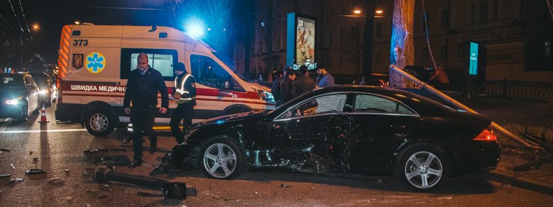 В центре Киева Lexus столкнулся с Mercedes: одна машина снесла светофор, а вторая влетела в здание