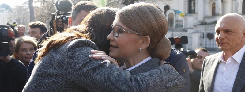 Юлия Тимошенко впервые проголосовала в Киеве под признания в любви от поклонников с цветами
