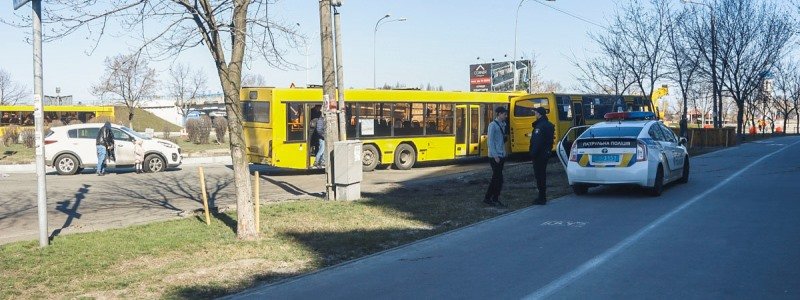 В Киеве автобус не заметил Kia с ребенком в салоне: движение общественного транспорта остановлено
