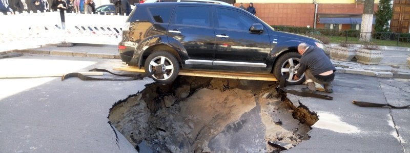 В центре Киева из-за обвала дороги Mitsubishi завис над ямой