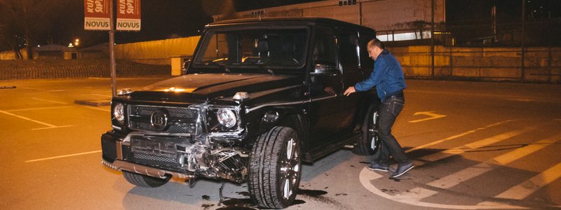 В Киеве на парковке Novus пьяный водитель на внедорожнике Mercedes врезался в Mitsubishi и закрылся в машине