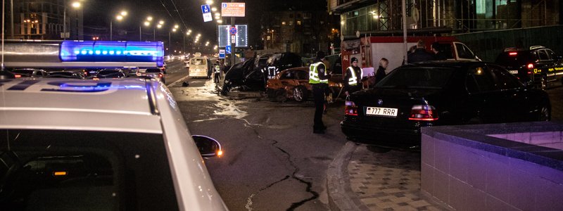 В Киеве Porsche протаранил Chevrolet и загорелся над подземным переходом: водитель сбежал