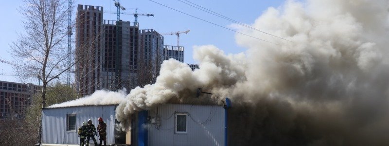 Масштабный пожар на Осокорках в Киеве: что горит