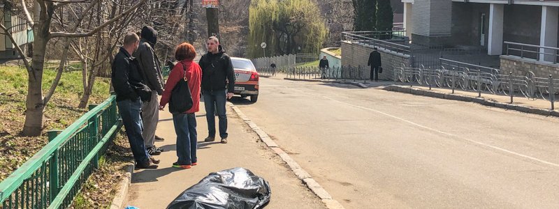 В Киеве на Соломенке возле школы умер мужчина