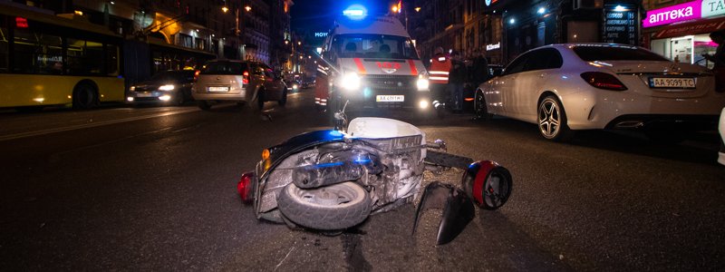 Возле кинотеатра "Киев" скутер сбил пешехода