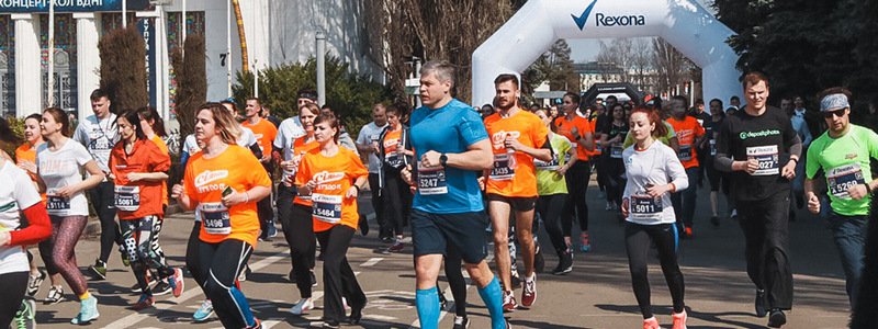 В Киеве на ВДНГ стартовал забег Nova Poshta Kyiv Half Marathon 2019