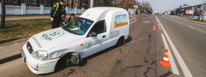В Киеве на Радужном Volvo подрезал Lanos и оставил его без трех колес