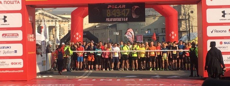 В Киеве на Контрактовой площади стартовал Nova Poshta Kyiv Half Marathon 2019