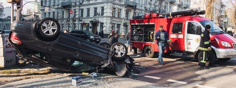 В Киеве Subaru врезался в Opel и перевернулся: видео момента аварии