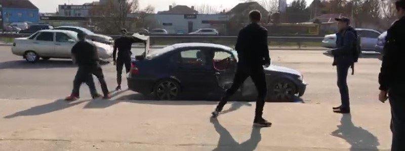 Под Киевом мужчине надели пакет на голову и увезли на BMW: кто и зачем