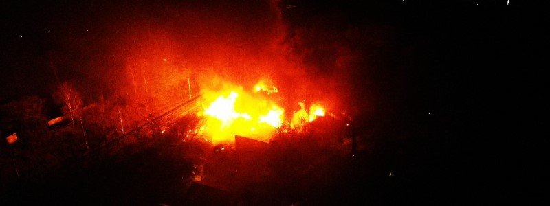 Множественные взрывы, столб дыма и зарево над Киевом: что горит