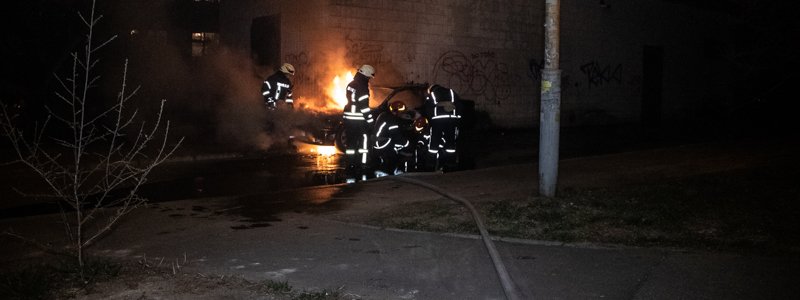 В Киеве во дворе жилого дома BMW сгорел дотла