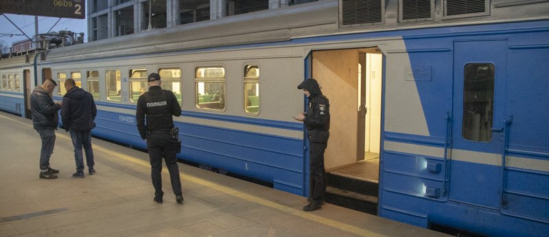 В Киеве на Дарницком вокзале пассажиры электрички нашли мертвого мужчину