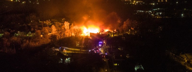 Масштабный пожар на Куреневке: появилось видео момента взрывов