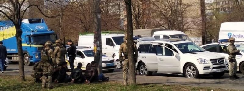 В Киеве на Харьковском шоссе задержали вооруженных кавказцев на белом Mercedes