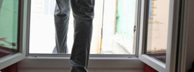 Под Киевом 30-летний мужчина пытался выпрыгнуть из окна