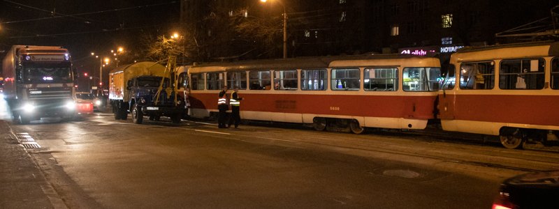 В Киеве лоб в лоб столкнулись два трамвая: троих пассажиров забрала скорая помощь
