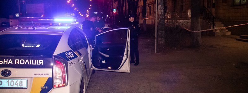 В Киеве из-за толчка плечом одному мужчине прострелили глаз, а второго ранили в шею