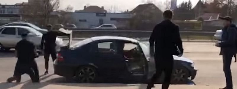 В Киеве мужчине надели пакет на голову и затолкали в BMW: интервью с "похитителями"