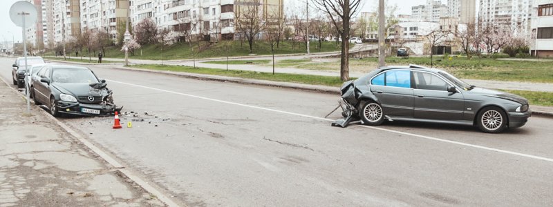 В Киеве на Троещине столкнулись BMW и Mercedes: пострадали двое мужчин