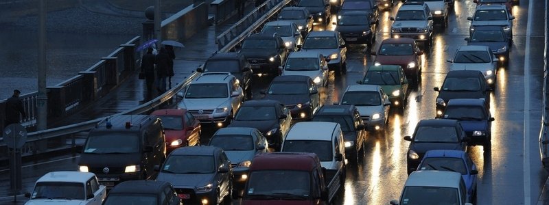 Киев из-за дождя сковали масштабные пробки: куда лучше не ехать
