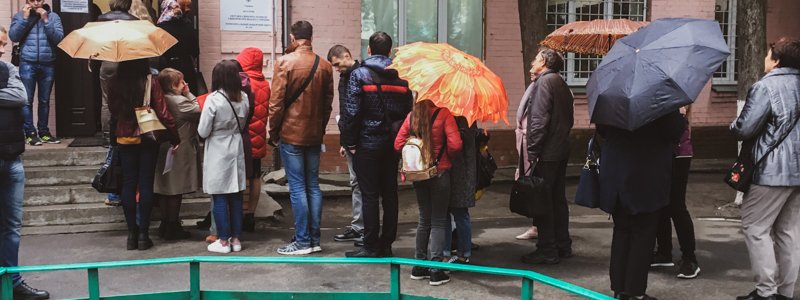 Второй тур выборов Президента: жители Киева выстаивают очереди для смены места голосования