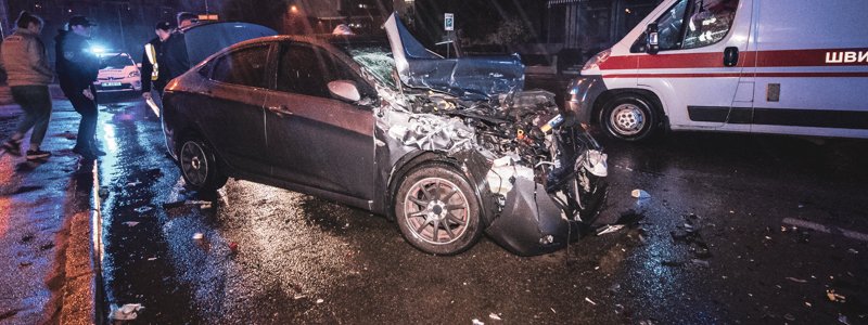 В центре Киева Hyundai влетел в припаркованный грузовой Ford: двоих человек госпитализировали