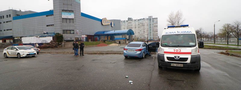 В Киеве на Троещине Hyundai на высокой скорости вылетел на пешеходную зону