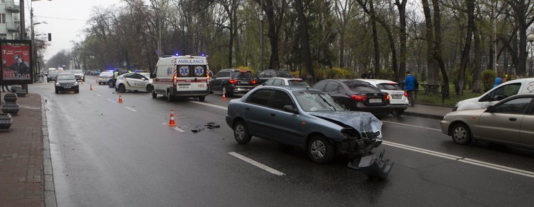В Киеве на Грушевского Daewoo Lanos спровоцировал аварию: пострадали три человека
