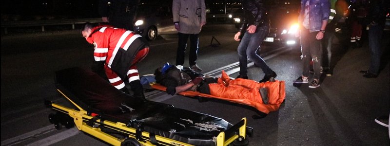 В Киеве на Днепровской набережной мужчина прыгнул под колеса BMW