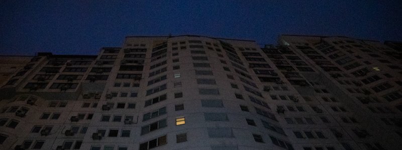 В Киеве 19-летняя девушка разговаривала с парнем и выпрыгнула с 11 этажа