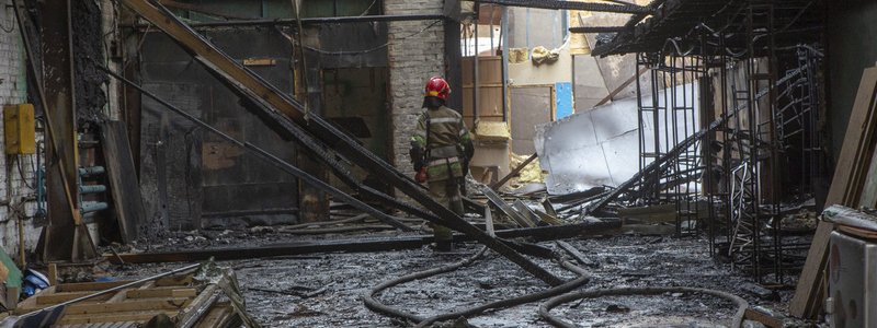 В Киеве вспыхнул ангар на территории предприятия: с огнем боролись десятки спасателей