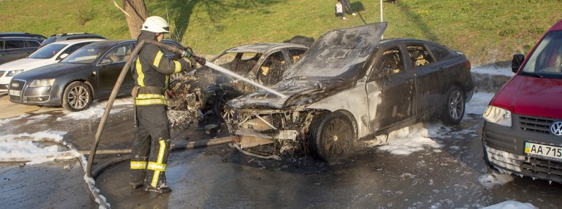 Возле арки Дружбы народов в Киеве дотла сгорели две BMW