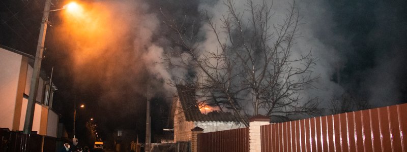 В Киеве на Бориспольской горел гараж с пристройкой