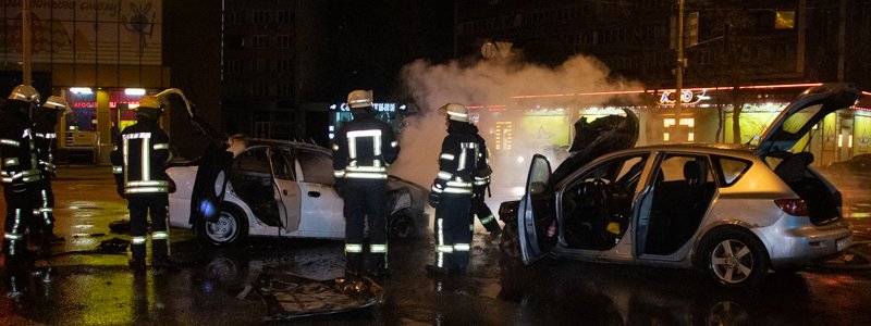 В Киеве на Дарницкой площади столкнулись два такси: обе машины сгорели