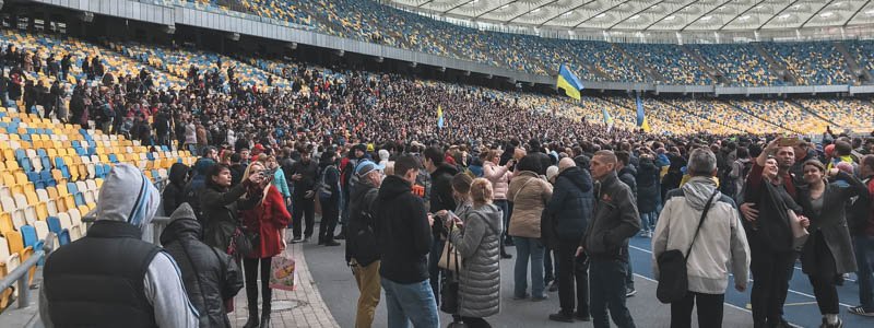 "Ти ж мене підманула!": Порошенко после дебатов вышел на стадион и спел для Зеленского