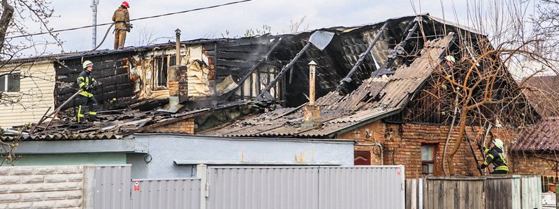 В Киеве на Нивках загорелся 2-этажный дом