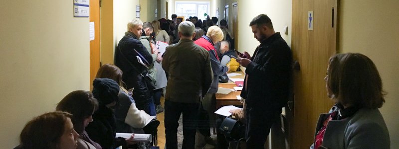 Последний день для изменения места голосования: жители Киева выстаивают огромные очереди